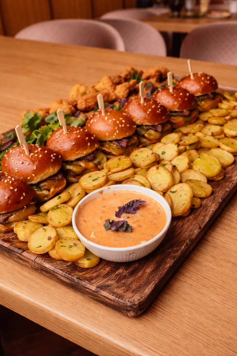 Reducere de 20% vineri intre orele 10:00 - 19:00 la supe, ciorbe, platouri si desert pentru comenzile online.